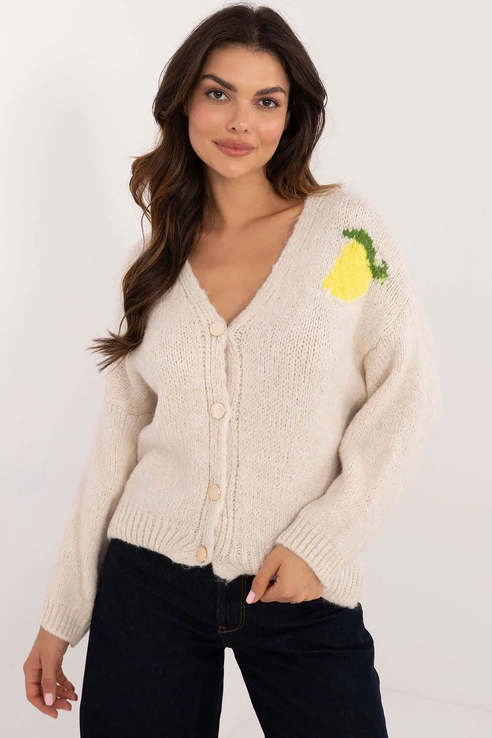 Cardigan femme style décontracté maille italienne beige clair motif citron jaune épaule gauche cinq boutons encolure V manches longues coudes côtelées