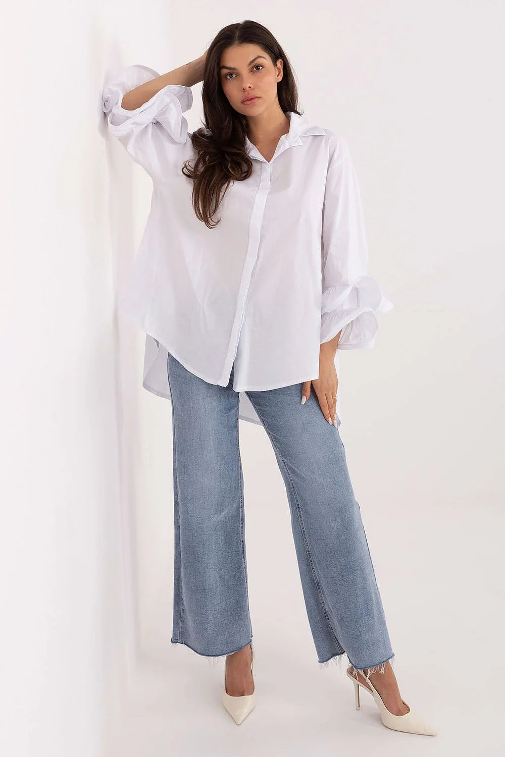 chemise femme oversize blanche manches longues volants poignets col classique boutonnage central coupe asymétrique dos long tombé fluide élégant intemporel