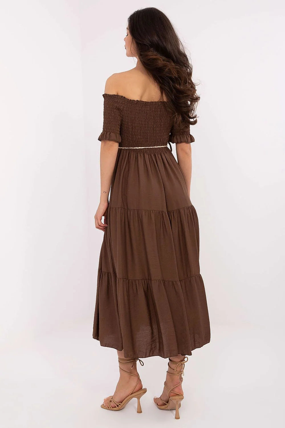 Robe d'été bohème romantique longue coupe évasée tissu naturel col espagnol manches courtes ceinture tassels brun femme
