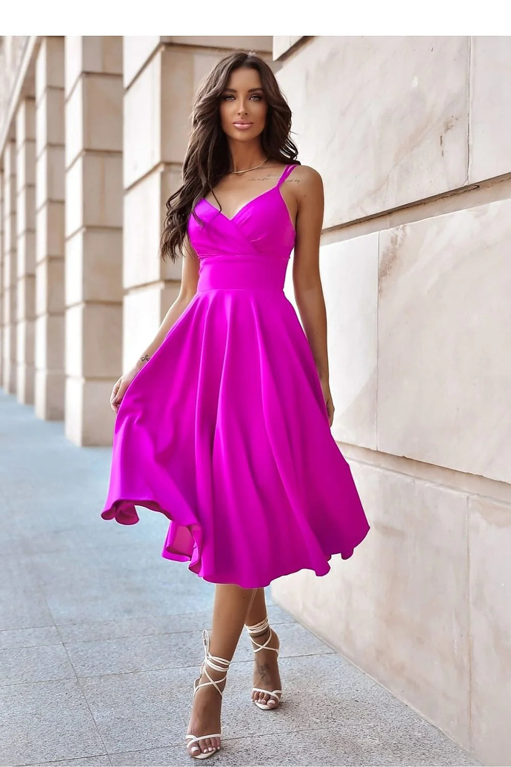 robe soirée fuchsia satinée mi longue bretelles fines ajustables décolleté cachecoeur taille cintrée jupe évasée fente latérale drapée fluide brillante