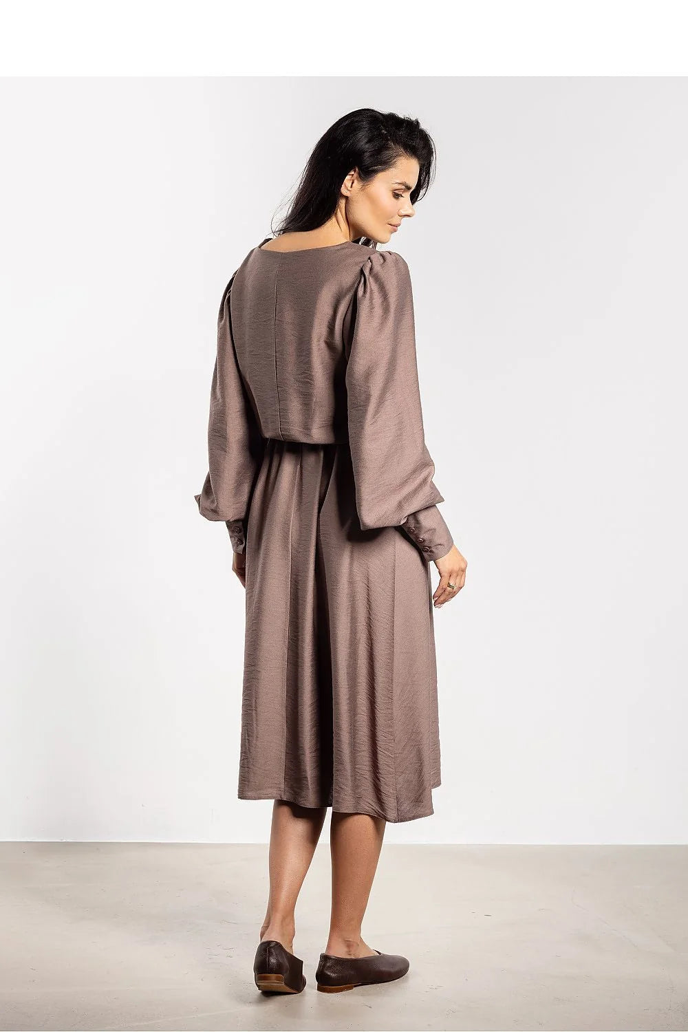 robe midi taupe fluide satiné évasée tombé naturel encolure ronde manches longues bouffantes poignets boutonnés taille élastiquée décontracté chic élégante
