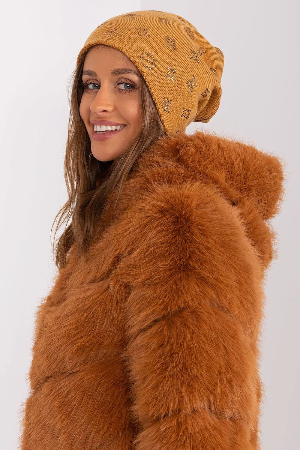 Bonnet AT en tricot acrylique femme, design classique, strass Swarovski, couleur moutarde, ajusté, doux, chaud, mode hiver, style urbain, élégance intemporelle
