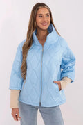 Veste femme transitionnelle bleu clair motif V répété tissu matelassé polyester nylon col montant manches 3/4 coupe droite moderne Casual résistant aux intempéries automne hiver printemps
