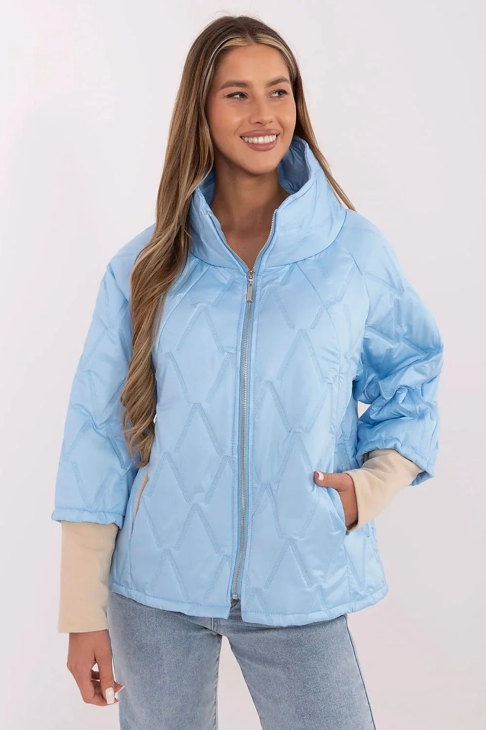 Veste femme transitionnelle bleu clair motif V répété tissu matelassé polyester nylon col montant manches 3/4 coupe droite moderne Casual résistant aux intempéries automne hiver printemps