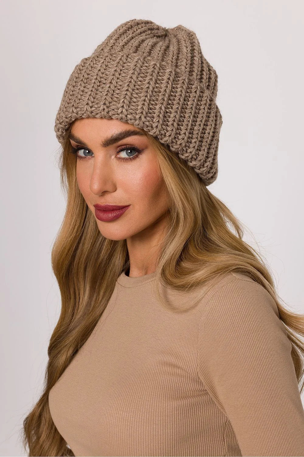 bonnet chaud femme grosse maille côtelée beige taupe revers bord roulé coupe légèrement ample décontractée douce extensible confortable hivernal