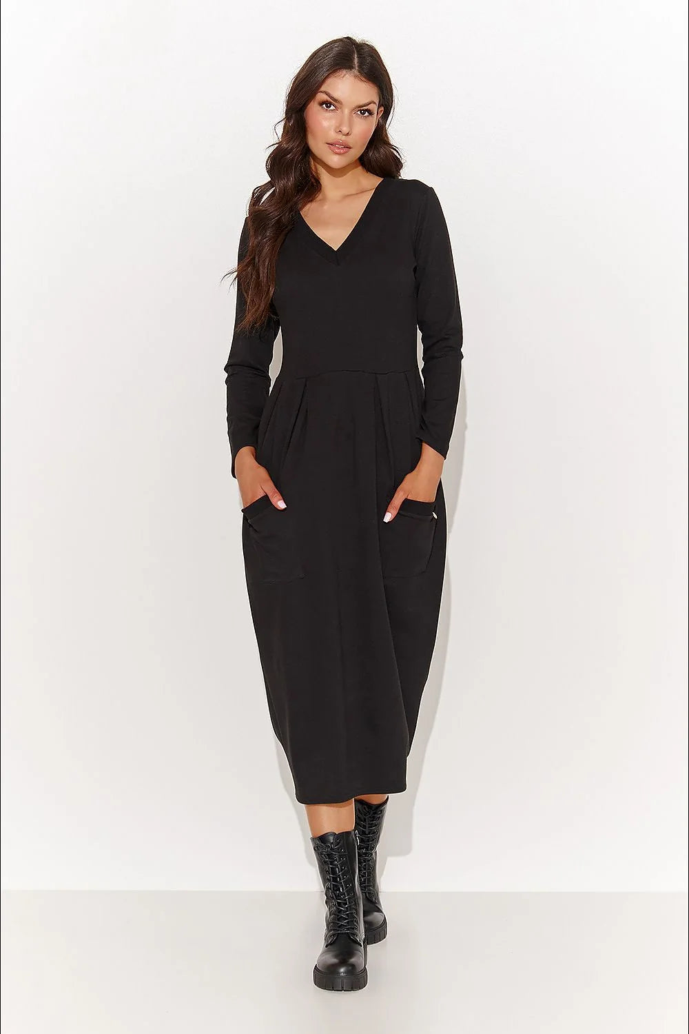 robe Numinou midi noire manches longues encolure V coupe ample fluide taille marquée poches plaquées plaque décorative doux stretch confortable
