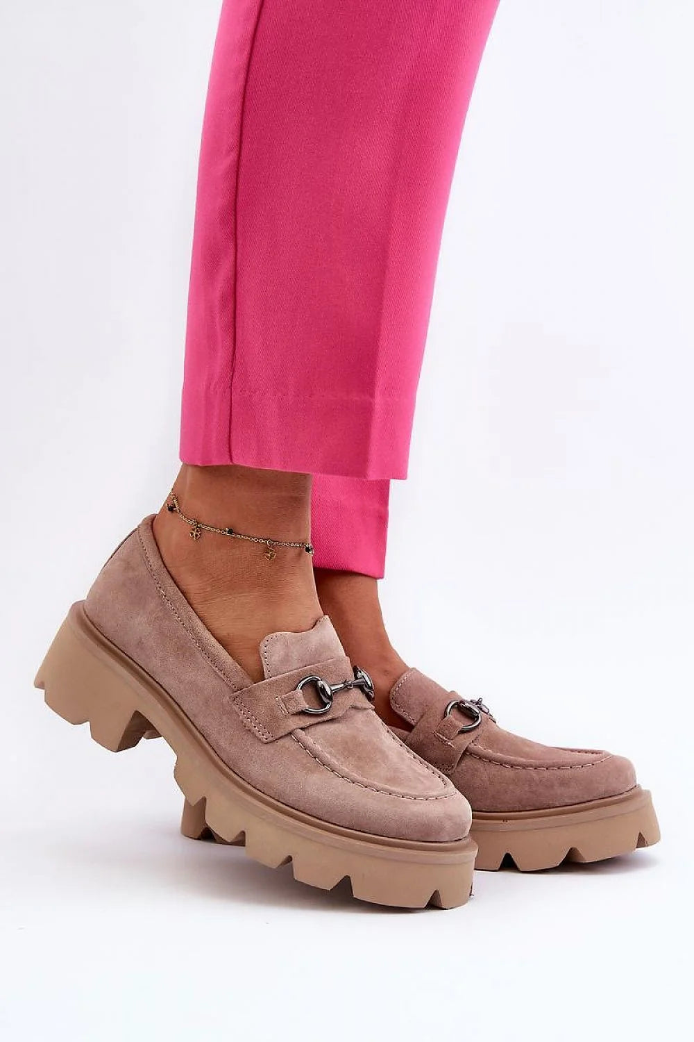 Mocassins Vinceza femme daim beige taupe moderne semelle épaisse crantée confortable bout rond mors argenté surpiqûres