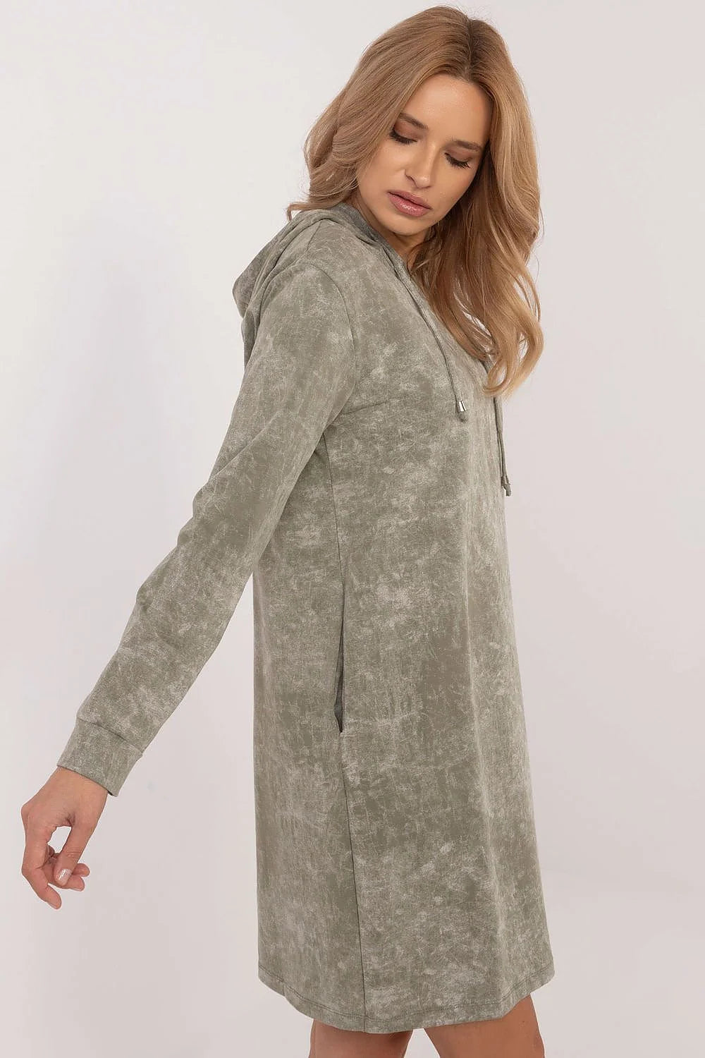 Robe de jour style décontracté coupe droite manches longues capuche ajustable couleur olive coton élasthanne poches latérales confort moderne vêtement femme mode casual usage quotidien versatile