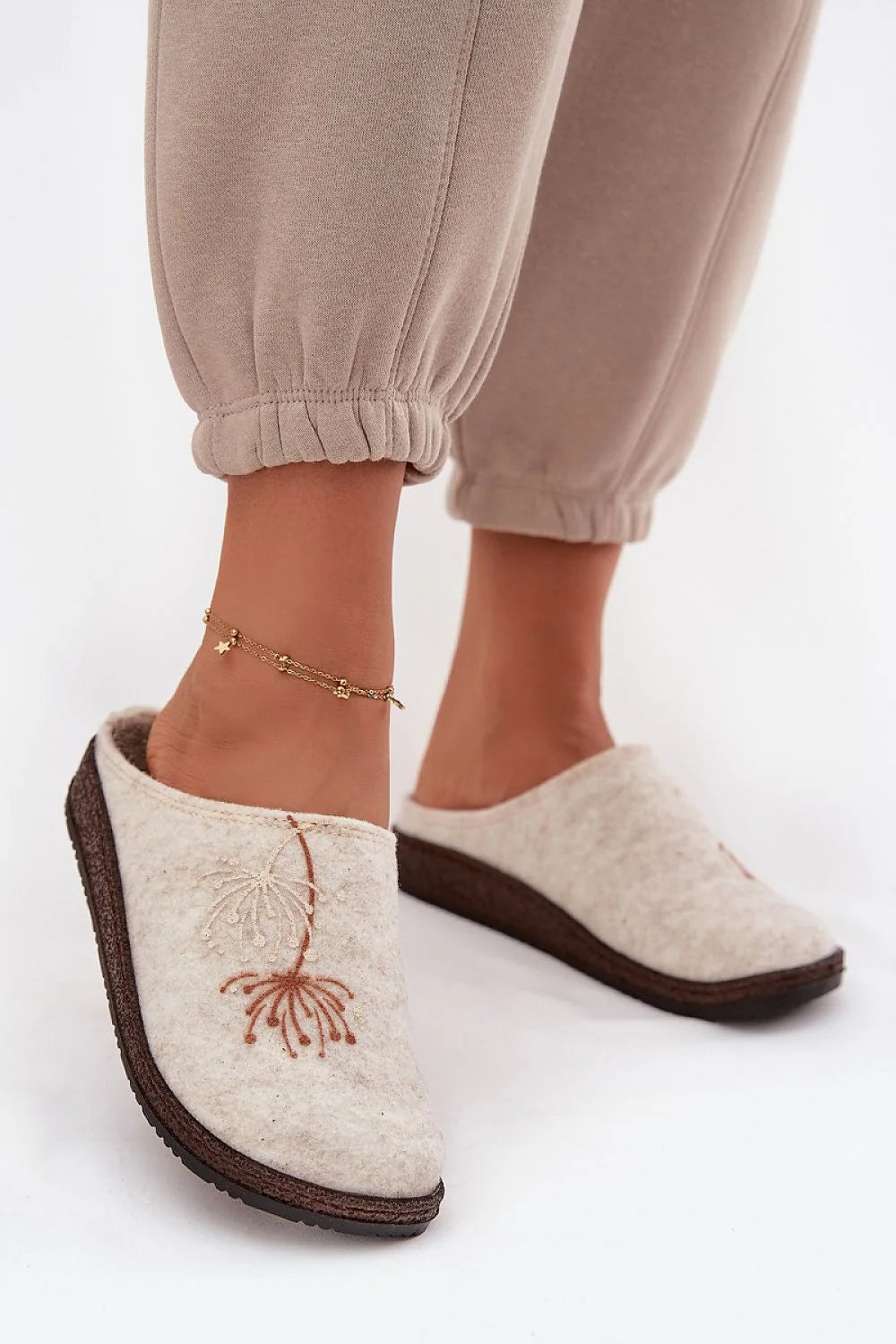 chaussons femmes feutrés écru laine artisanaux broderie florale bout fermé enfilage facile semelle intérieure rembourrée antidérapante marron maintien chaleur confort