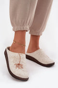 chaussons femmes feutrés écru laine artisanaux broderie florale bout fermé enfilage facile semelle intérieure rembourrée antidérapante marron maintien chaleur confort
