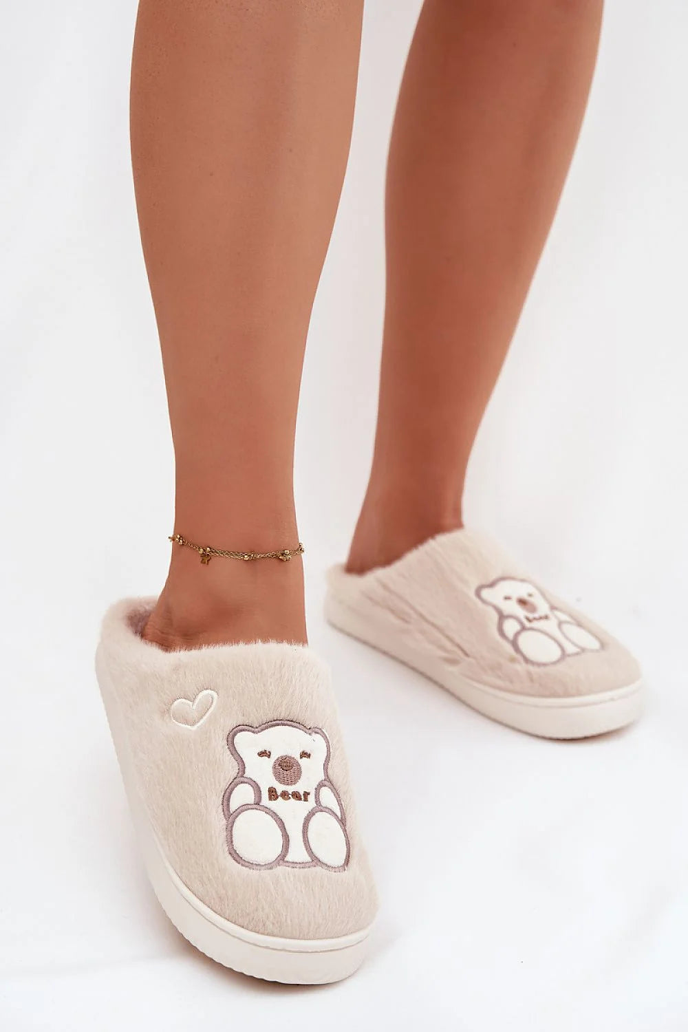 chaussons femme peluche synthétique beige fourrure mules enfilables talon fermé semelle plateforme blanche antidérapante brodée ourson coeur cosy confortable
