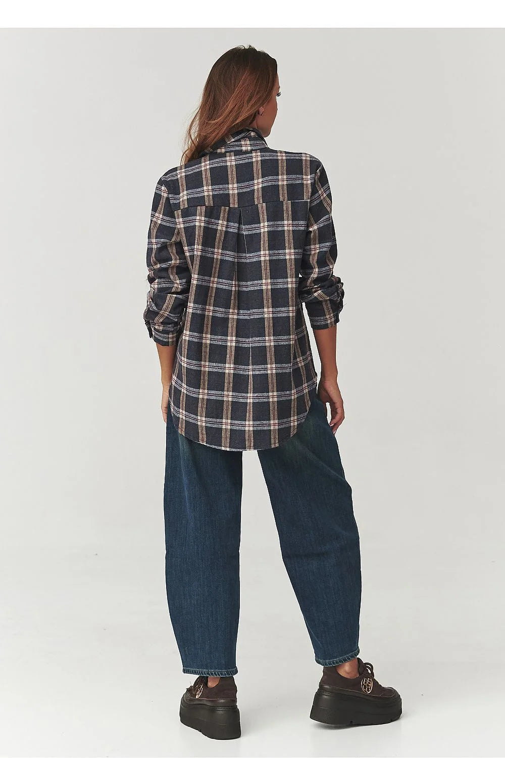 chemise femme carreaux bleu marine beige manches longues boutonnée oversize flanelle brossée douce ourlet arrondi dos allongé coton italien