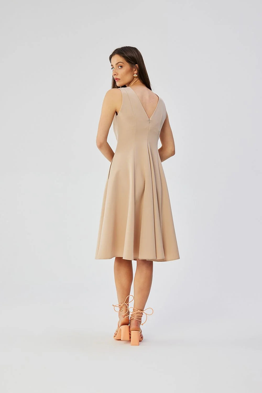 Robe de jour Stylove sans manches beige ajustée taille marquée jupe évasée plissée sandales assorties femmes