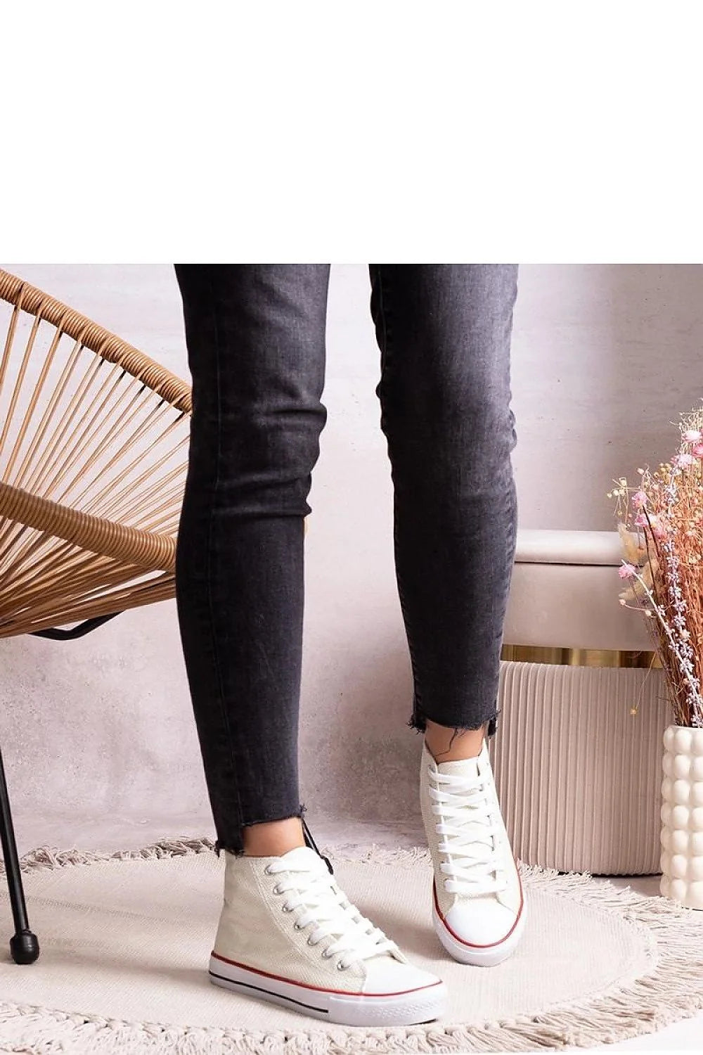 baskets montantes femme toile blanche semelle caoutchouc rouge lacets blancs œillets métalliques renfort cheville flexible antidérapante silhouette épurée casual rétro