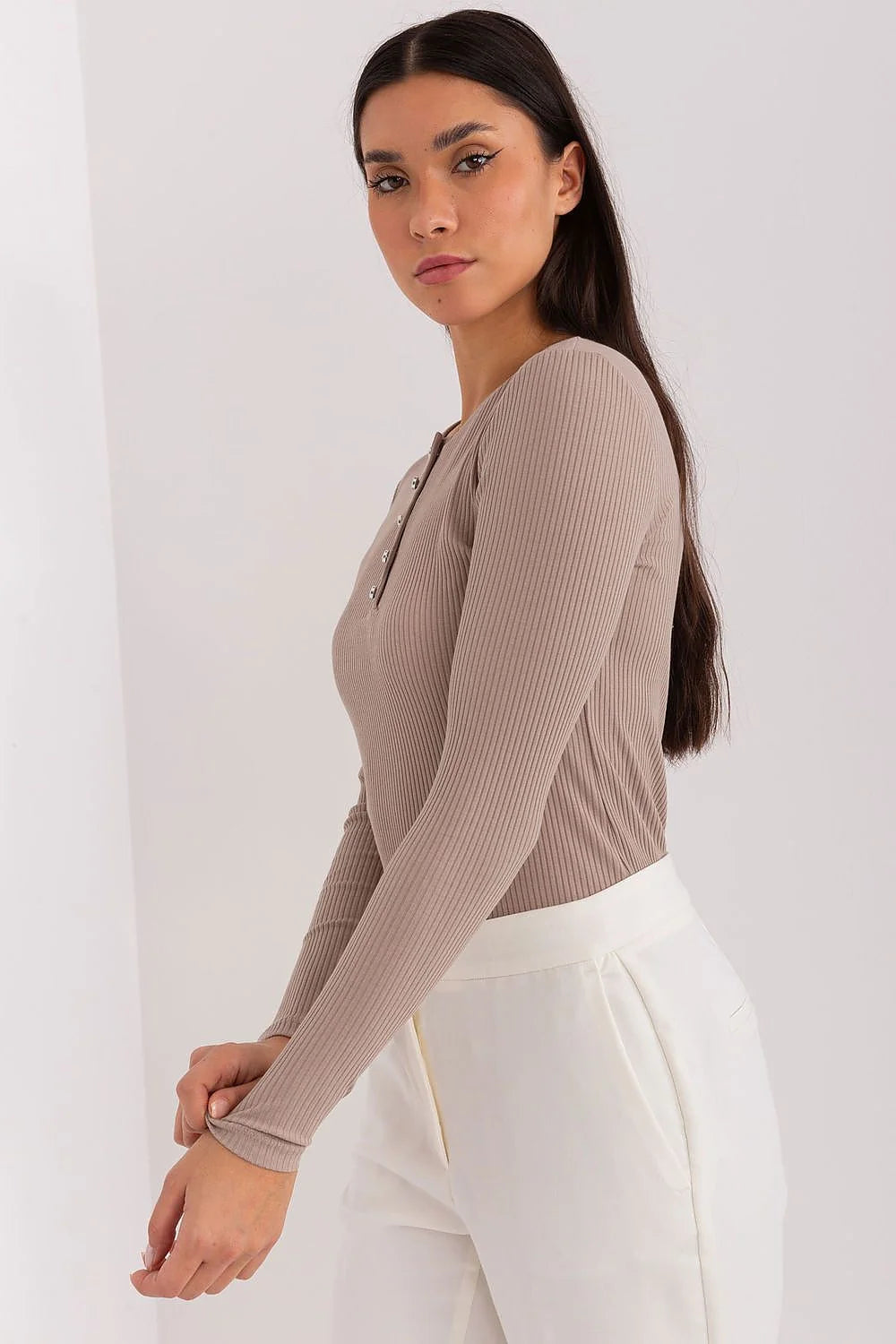 chemisier femme manches longues coupe ajustée minimaliste coton maille côtelée extensible col rond patte boutonnage boutons apparents taupe beige élégante