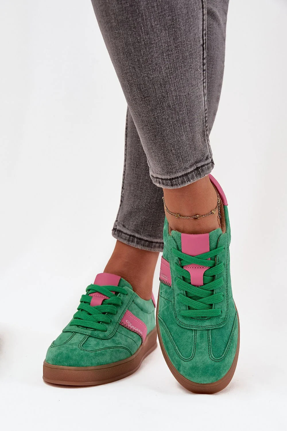baskets femme Vinceza daim suédé vert émeraude empiècements fuchsia lacets semelle gomme marron bout rond col rembourré surpiqûres