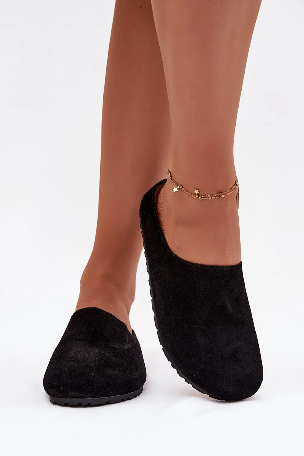 pantoufles femme suédine écologique noir slipon bout rond empeigne basse semelle crantée antidérapante épaisse isolation stabilité intérieure profilée confort minimaliste
