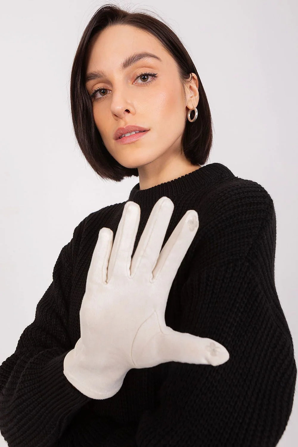 Gants élégants pour femmes en polyester et spandex, style classique, couleur crème, finitions métalliques, confort optimal