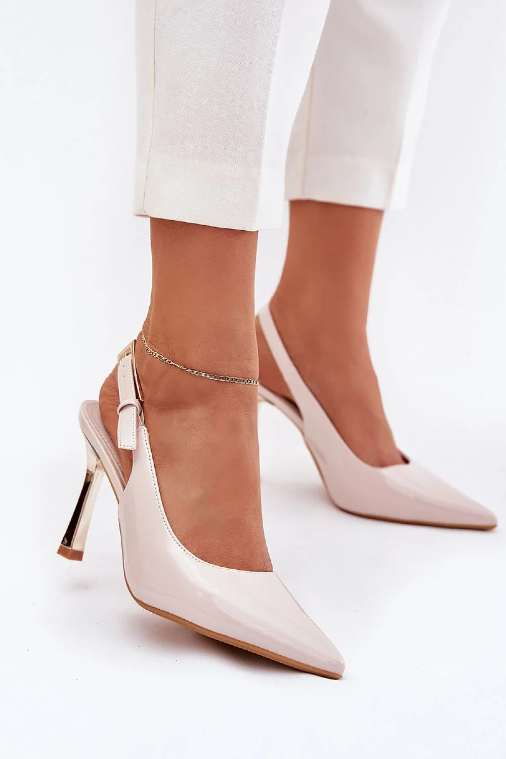 Talons hauts design moderne couleur beige pâle matériau brillant occasions spéciales femmes escarpins sling-back talon ouvert ajustable confort