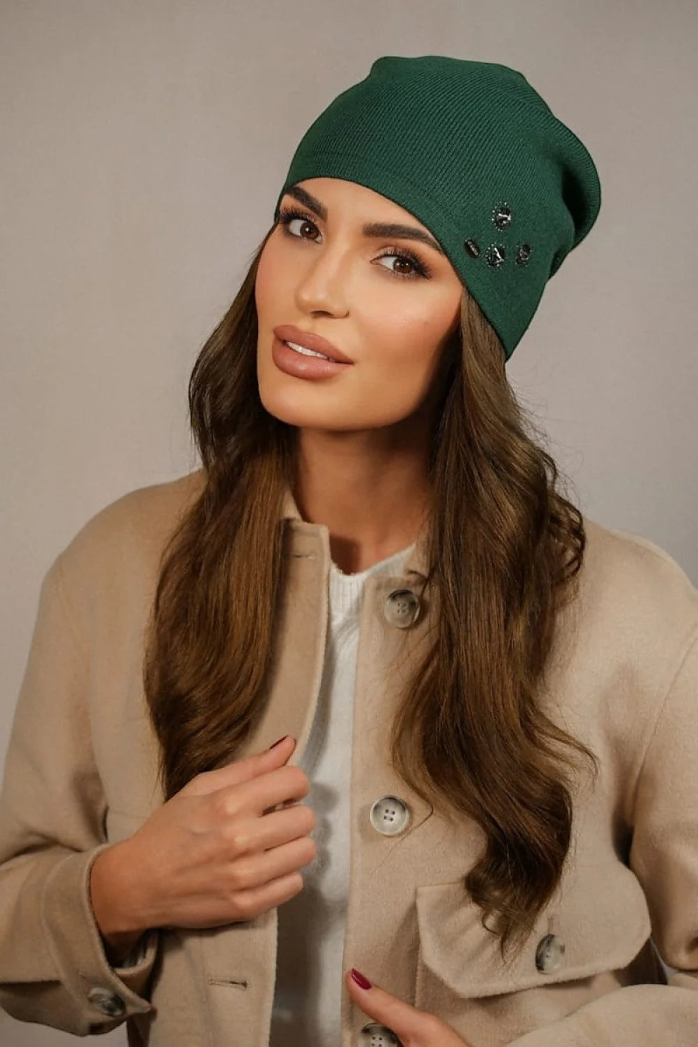 Bonnet pour femme style slouchy en tricot vert foncé avec appliques noires et logo Kamea