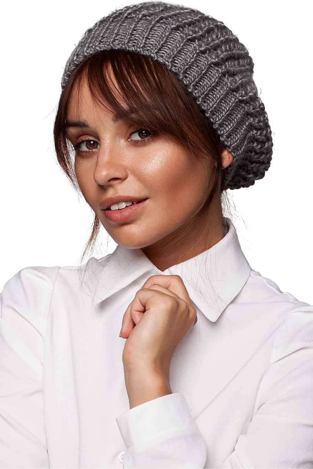 Béret et pull tricotés laine acrylique style décontracté hiver élégant confortable femme moderne urbain