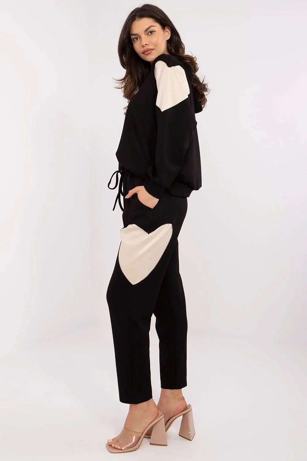 ensemble femme moderne tunique sweatshirt pantalon taille élastiquée noir crème loungewear molletonné confortable manches légèrement volumineuses poches capuche cordon