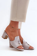 Mules pour femmes style élégant talon moyen éco-suède couleur gris clair détails métalliques dorés