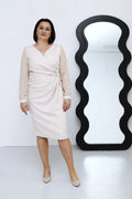 robe cocktail beige midi ajustée portefeuille encolure V croisée manches longues transparentes drapé latéral ceinture intégrée détail métallique soyeuse crêpe
