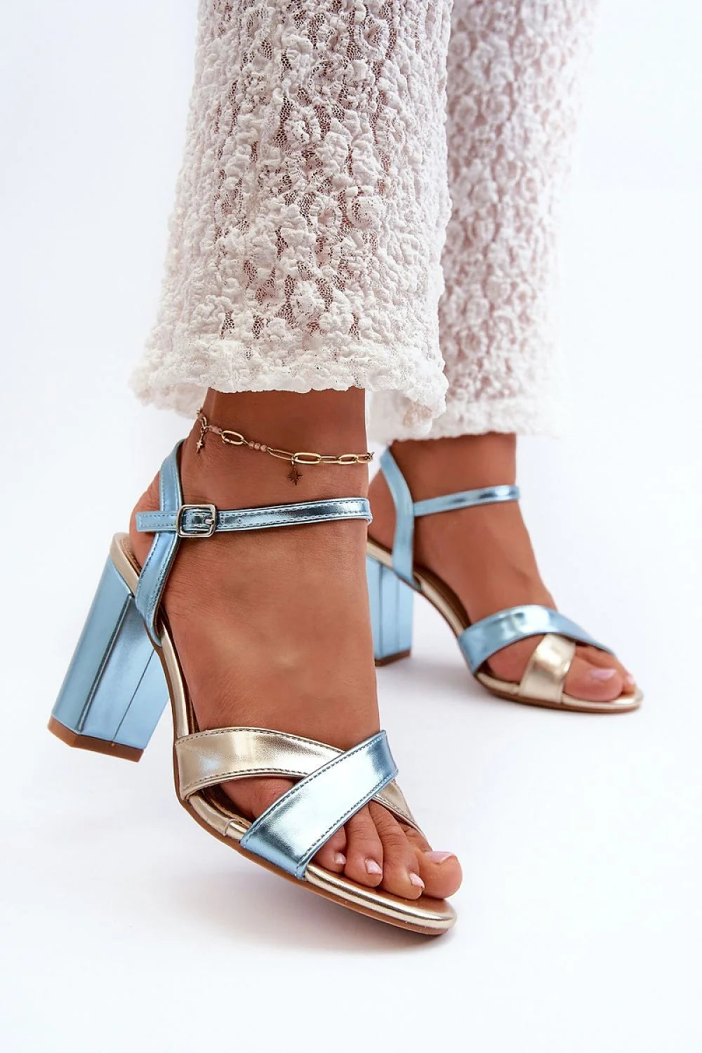 Sandales pour femmes élégantes et confortables en cuir artificiel talons aiguilles 8.5 cm fermure à boucle design moderne