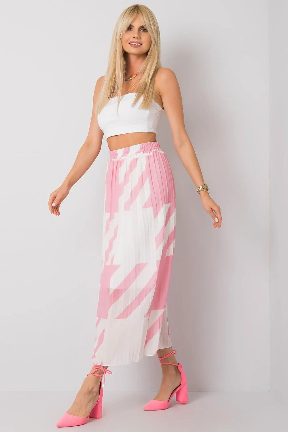 Tenue estivale féminine crop top jupe longue bohème plissée coton blanc motifs brodés