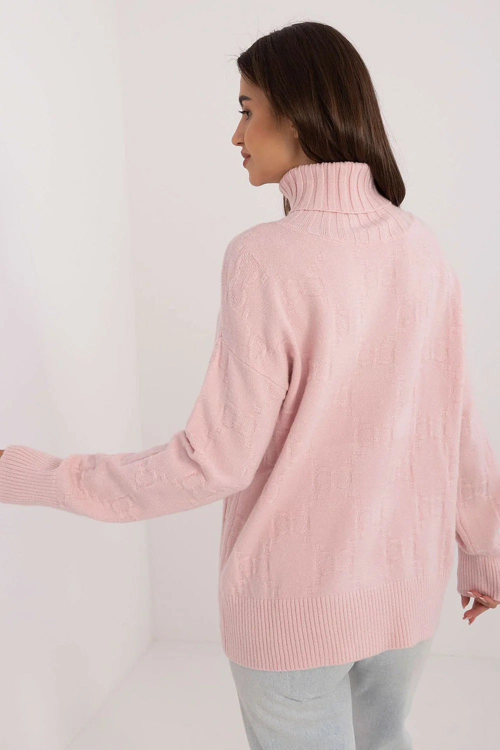 Pull à col roulé pour femme style moderne matériau doux coloris rose pâle coupe oversize manches longues finitions côtelées
