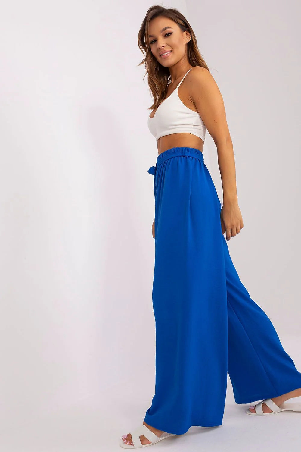 Pantalon femme été large taille haute elasthanne polyester cropped top blanc sandales blanches Och Bella