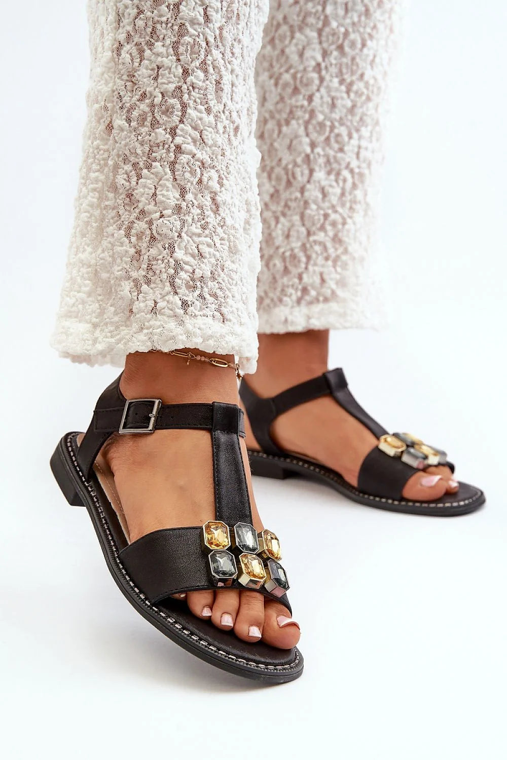 sandales femme plates cuir noir tstrap réglable cheville boucle métallique cabochons dorés argentés cristal semelle matelassée surpiqûre confort chic estival