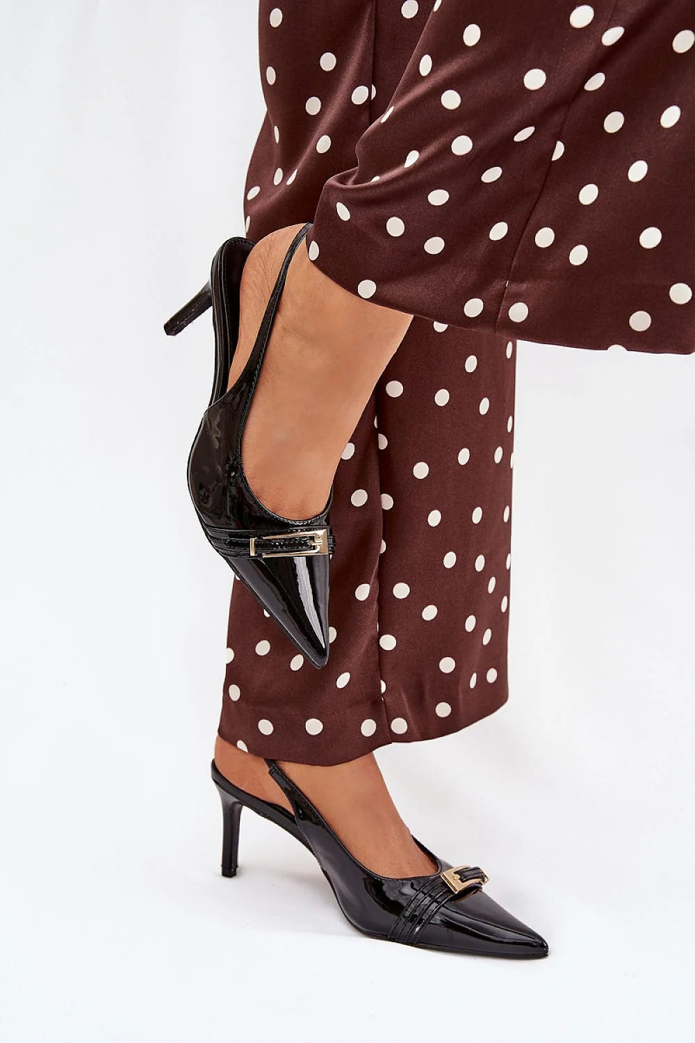 escarpins femme cuir verni noir talon aiguille bride arrière ouverte bout pointu lanière boucle dorée brillant soirée chic élégant