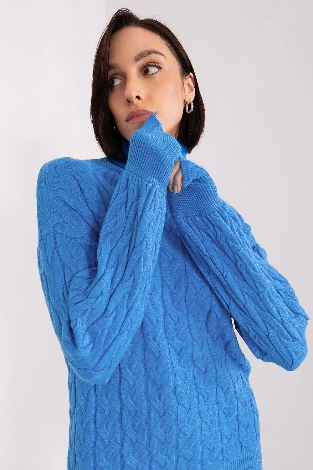 pull col roulé torsadé bleu cobalt maille épaisse oversize coupe ample manches longues poignets côtelés ourlet tombé hanches chaud hiver