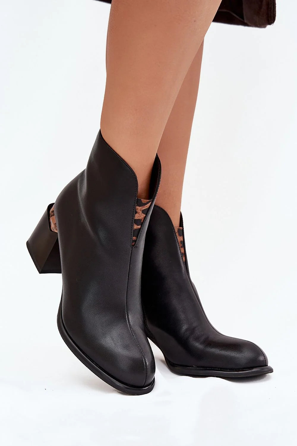 bottines femme vinceza noir cuir lisse talon carré mihaut bout arrondi découpe asymétrique western empiècements élastiques imprimé léopard