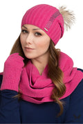 ensemble hiver bonnet snood gants assortis tricot côtelé maille douce chaude rose fuchsia pompon fausse fourrure strass plaque métal féminin