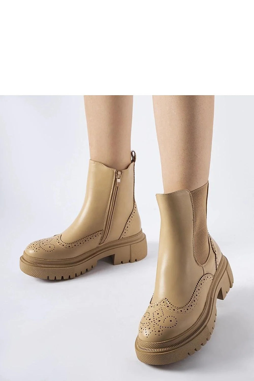 bottes chelsea beige cuir synthétique mi hauteur fermeture éclair latérale panneaux élastiques semelle crantée talon bloc brogue perforations