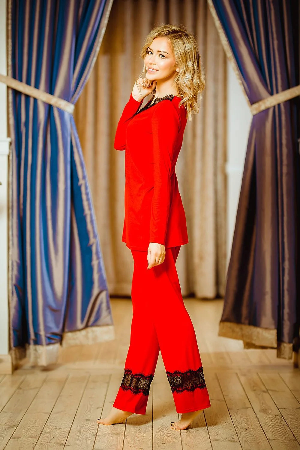 Pyjama femme en viscose fluide bleu marine élégant avec dentelle noire pour nuit confortable