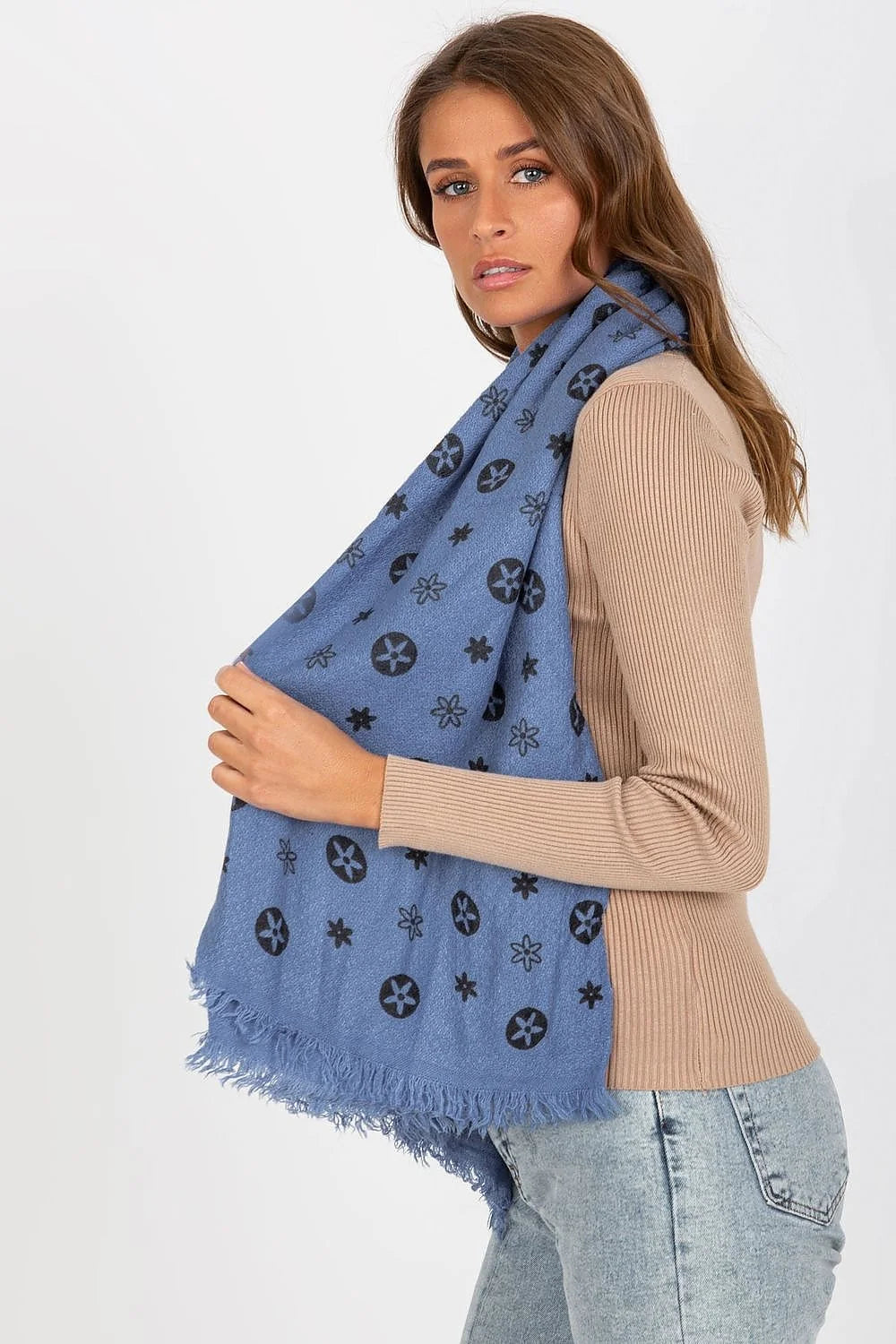 Foulard mode contemporain pêche noir graphiques étoiles design artistique laine douce texture pelucheuse coupe rectangulaire finitions frangées femme