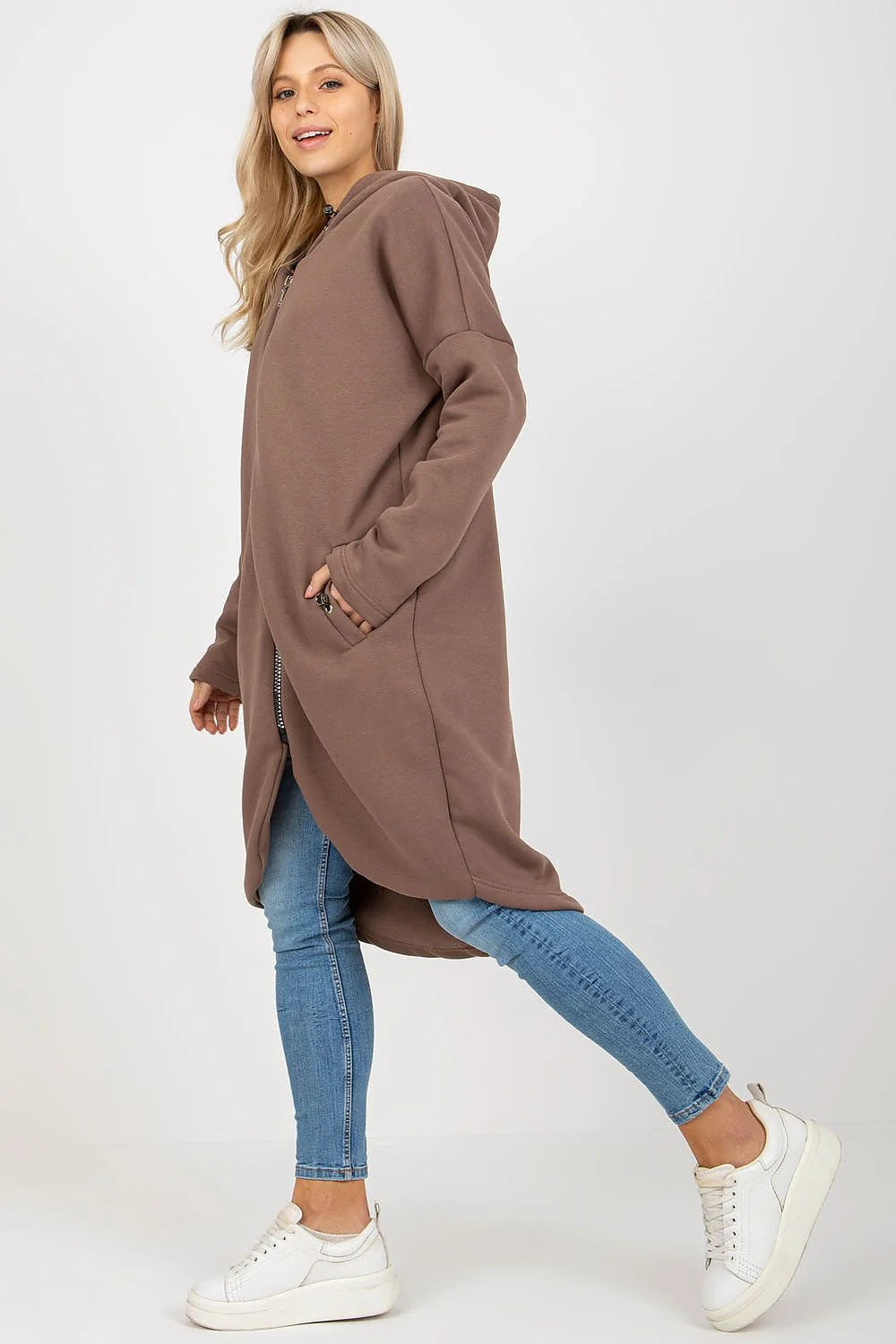 Manteau pour femmes design moderne audacieux couleur fuchsia vif coupe oversize matériau structuré fonctionnalité confort