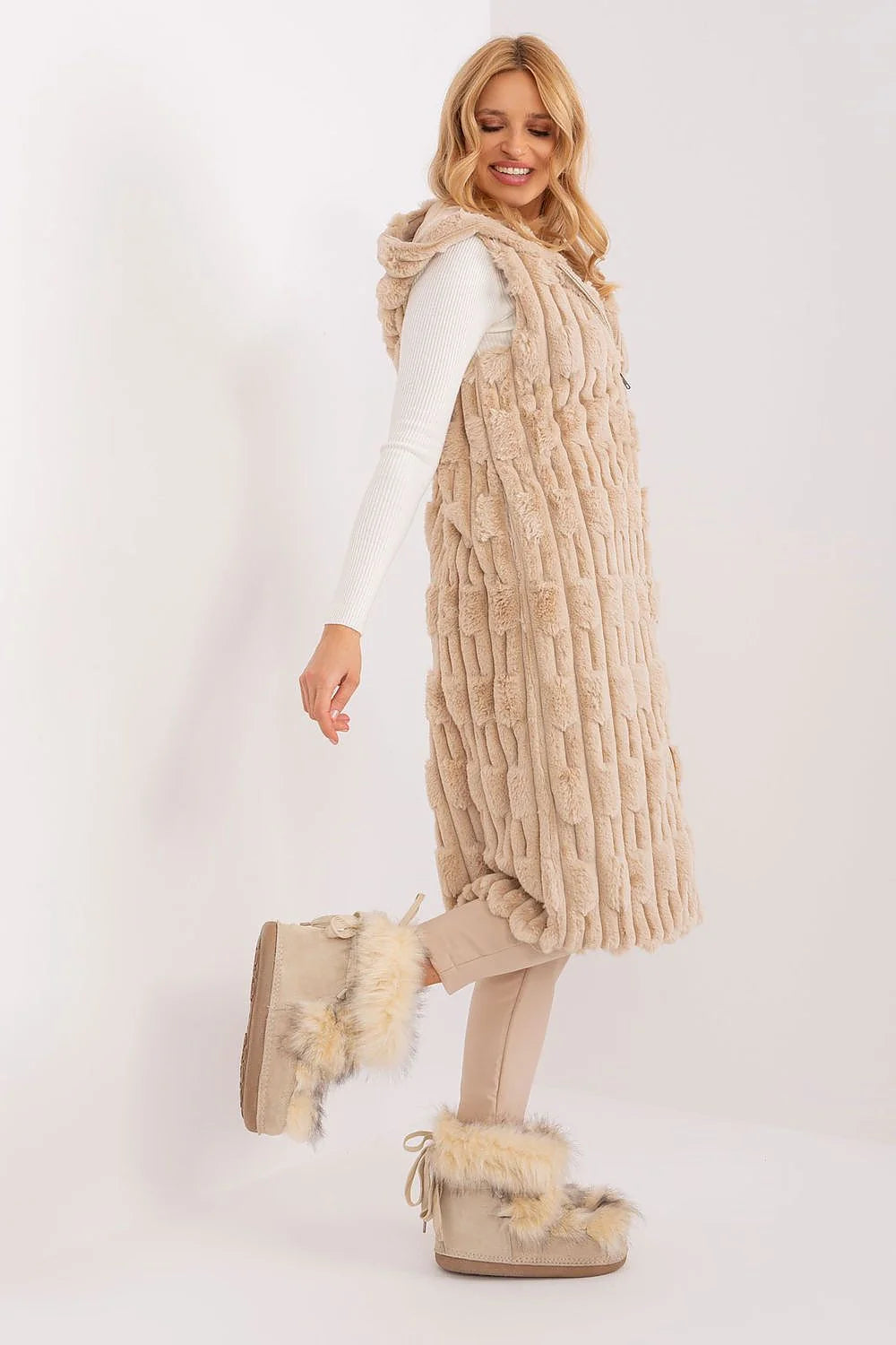 Gilet pour femme long sans manches en fausse fourrure beige clair fermeture éclair capuche poches latérales élégant et confortable pour les occasions formelles et d'affaires hiver 2023