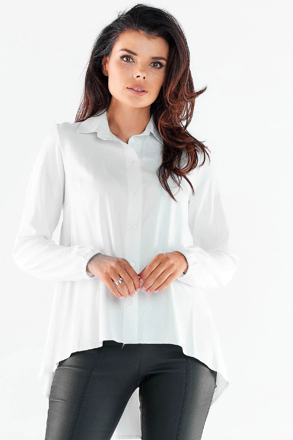 Chemise élégante pour femme longues manches design asymétrique dos allongé style moderne blanc coupe ample