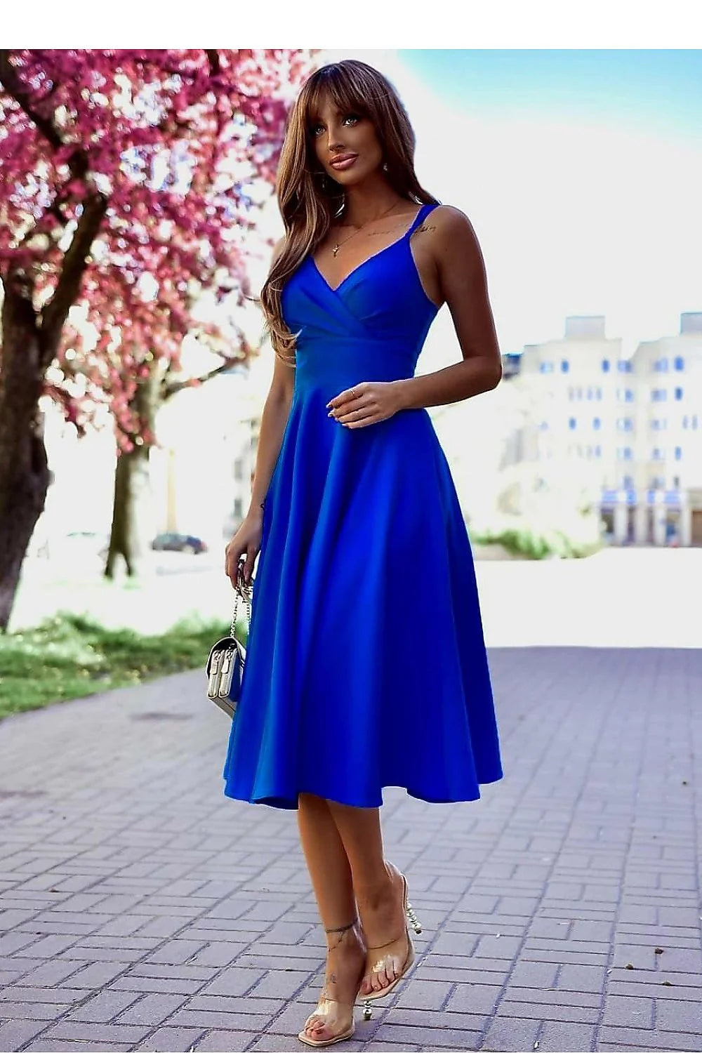 robe soirée midi bretelles fines décolleté V cache coeur taille marquée jupe évasée mi mollet bleu roi intense soyeuse