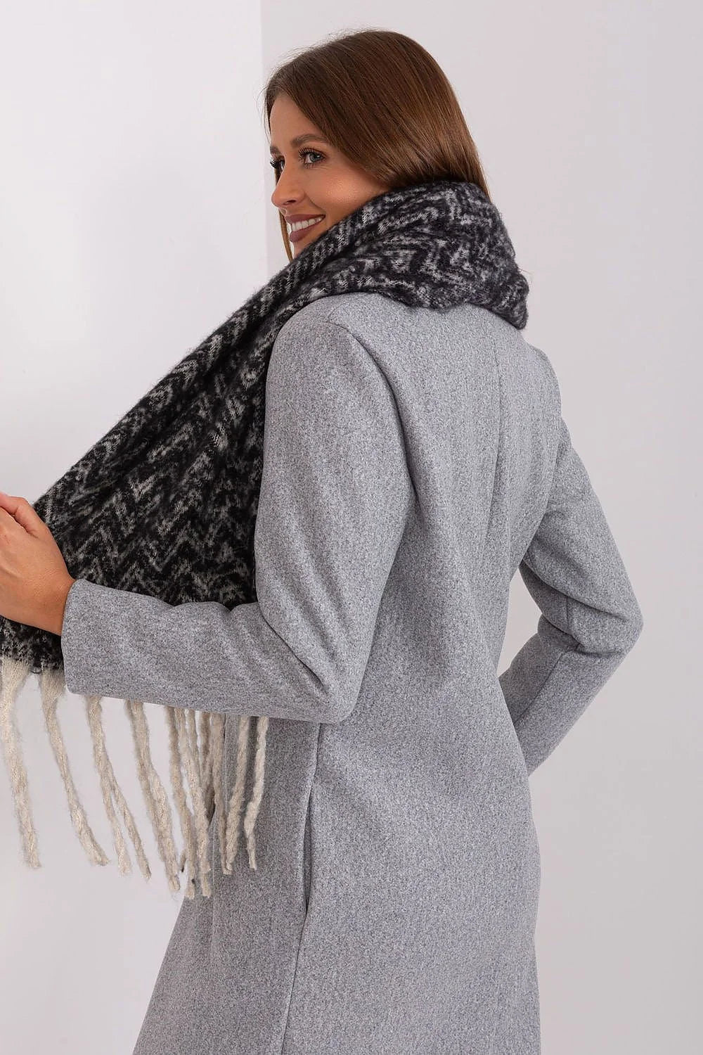 Écharpe pour femme en laine mélange motif chevrons gris foncé et noir franges crème longueur généreuse accessoire mode automne hiver