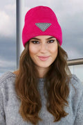 Bonnet femme style casual fuchsia vif maille laine mélange logo KAMEA écusson triangle qualité supérieure doux chaud hiver