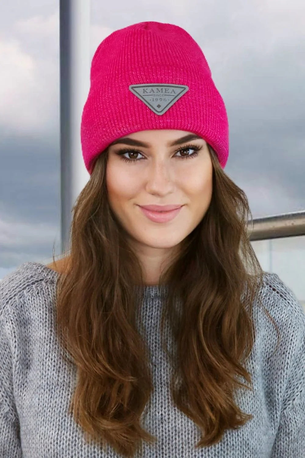 Bonnet femme style casual fuchsia vif maille laine mélange logo KAMEA écusson triangle qualité supérieure doux chaud hiver