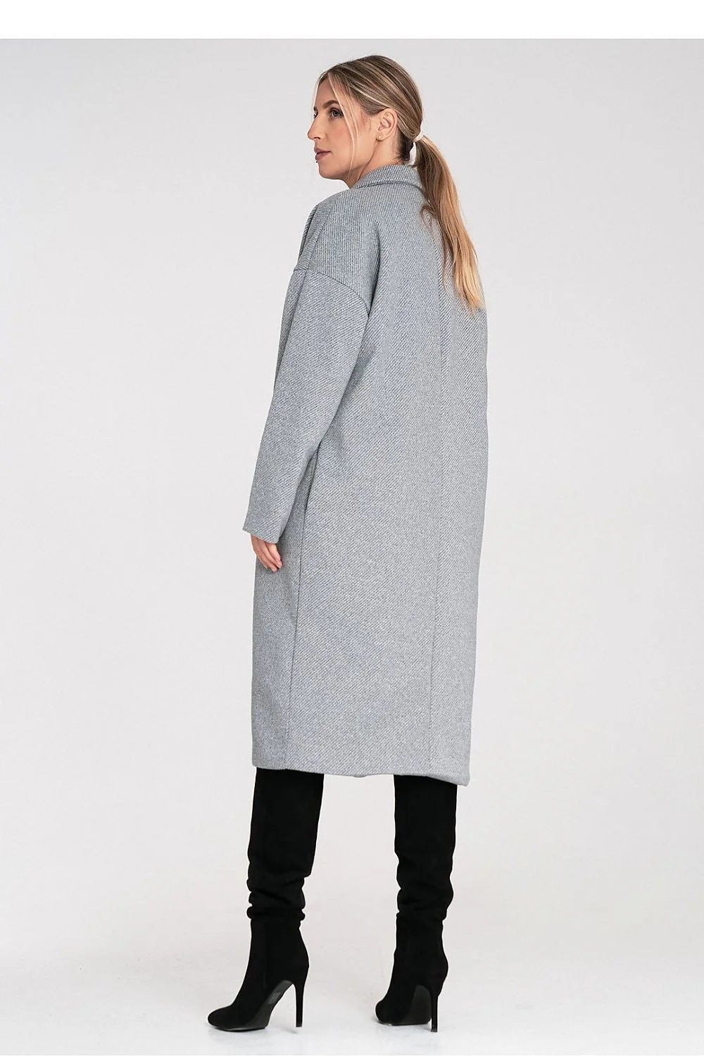 manteau femme long oversize gris clair laine chevrons col tailleur coupe droite minimaliste boutons épaules tombantes poches latérales