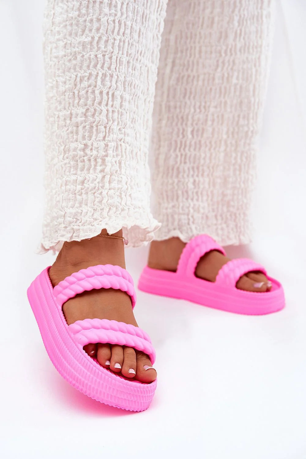 Sandales audacieuses modernes femmes couleur rose vif plateforme épaisse brides texturées mules été plage piscine