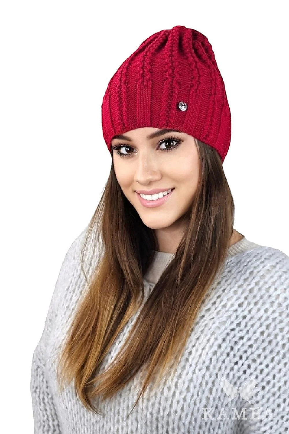 Bonnet pour femme en tricot torsadé couleur rouge vif avec broche métallique, doublure polaire, coupe ajustée et finitions soignées